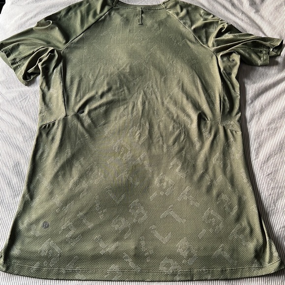 Lululemon Textured Training Short Sleeve Shirt - Picture 2 of 7